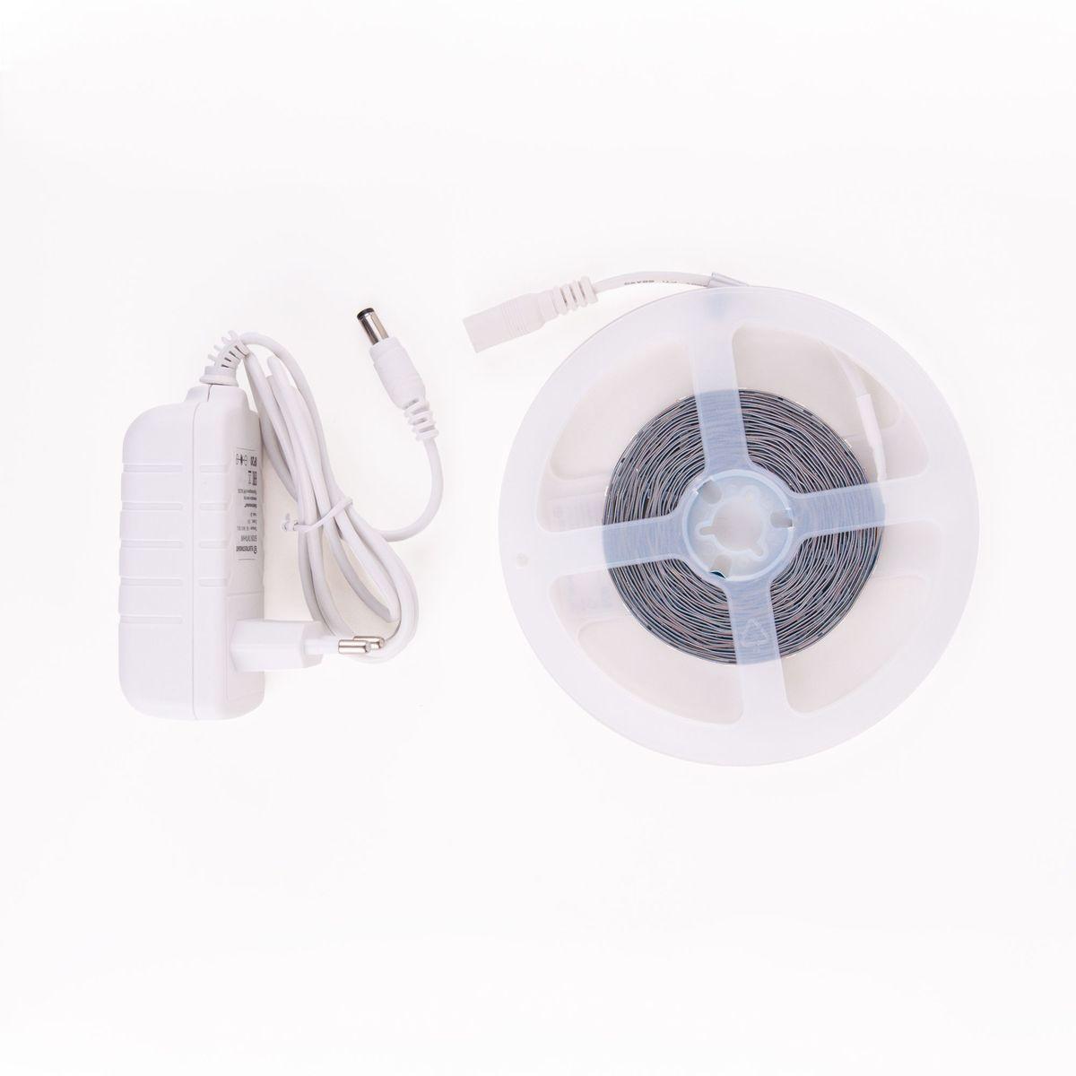 фото светодиодная лента elektrostandard 4,8w/m 60led/m 2835smd дневной белый 5m a050168 | 220svet.ru